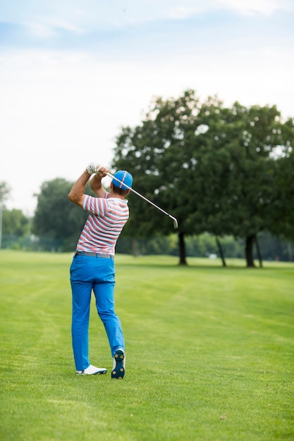 Joven jugando al golf