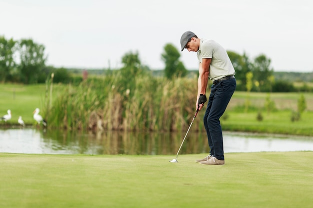 Joven jugando al golf