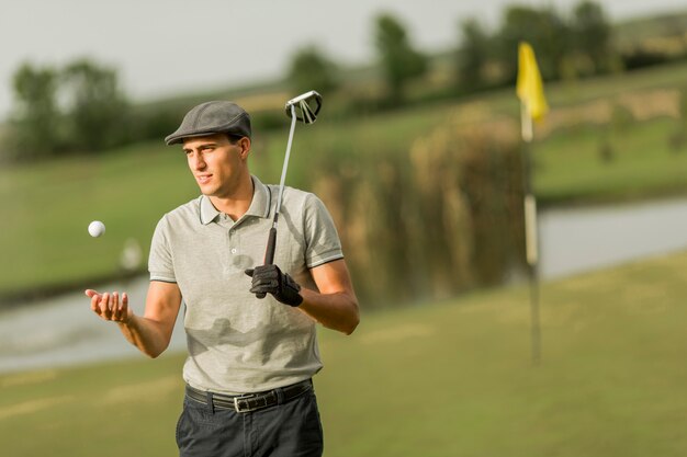 Joven jugando al golf