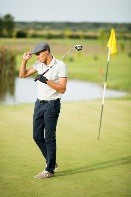 Joven jugando al golf