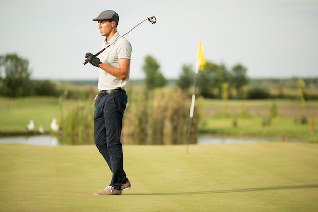 Joven jugando al golf