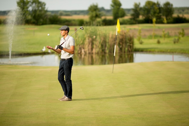 Joven jugando al golf