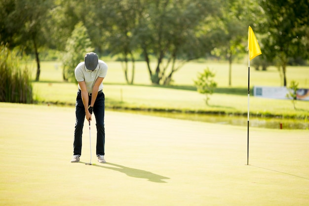 Joven jugando al golf