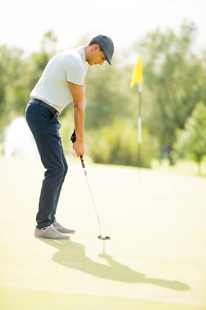 Joven jugando al golf