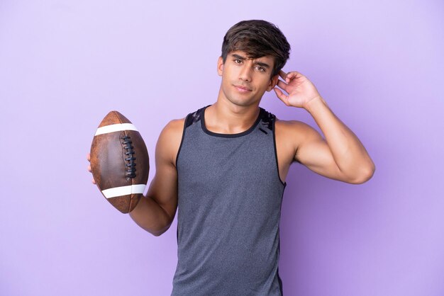 Joven jugando al rugby aislado de fondo morado con dudas