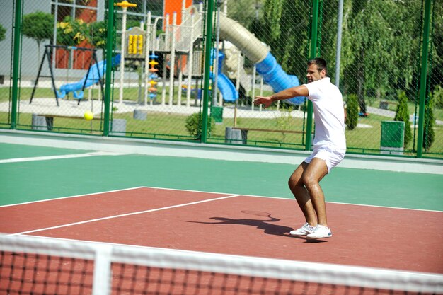 joven jugando al tenis al aire libre