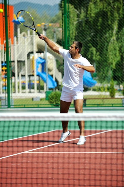 joven jugando al tenis al aire libre