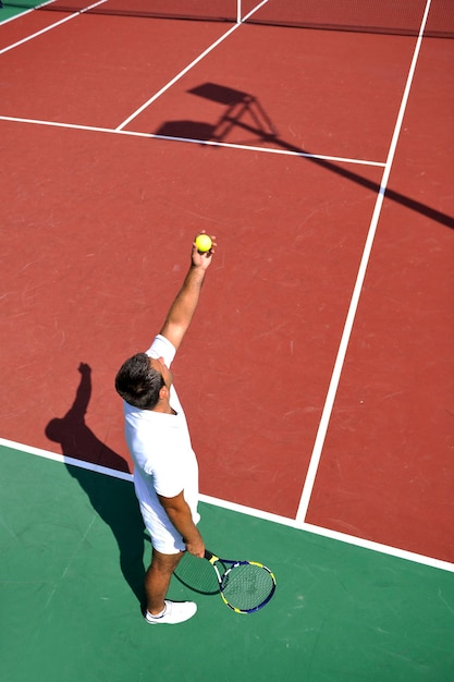 joven jugando al tenis al aire libre