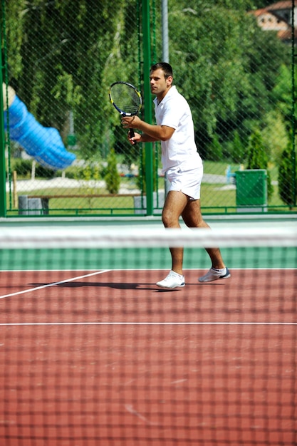 joven jugando al tenis al aire libre