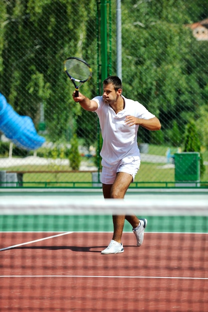 joven jugando al tenis al aire libre