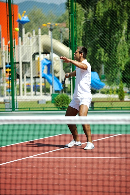 Foto joven jugando al tenis al aire libre