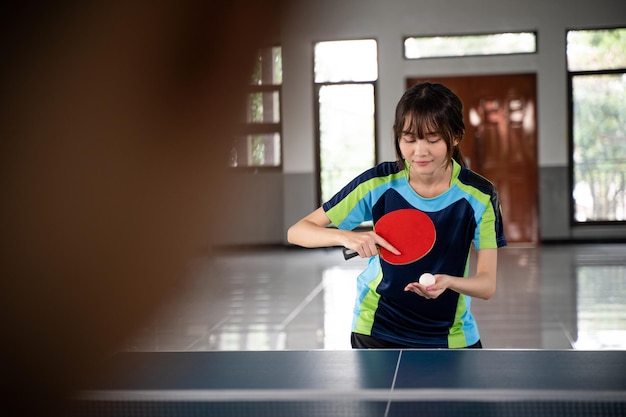 Foto un joven jugando al tenis.