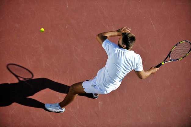 joven jugando al tenis