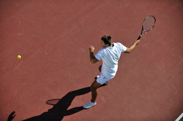 joven jugando al tenis