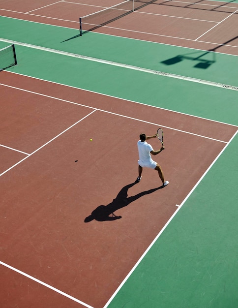 joven jugando al tenis