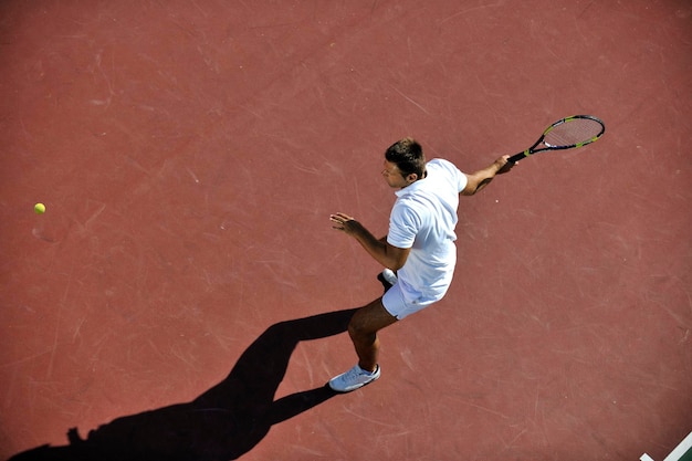 joven jugando al tenis