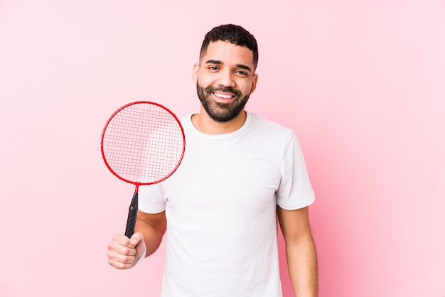 Joven jugando bádminton feliz, sonriente y alegre