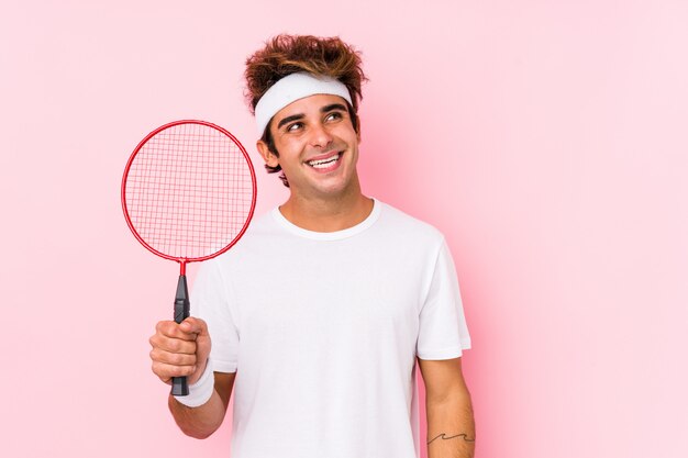 Joven jugando bádminton soñando con lograr objetivos y propósitos