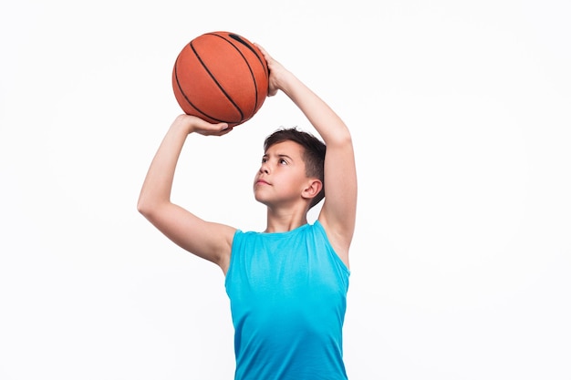 Joven jugando baloncesto aislado en blanco
