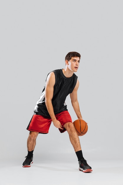 Foto joven jugando baloncesto