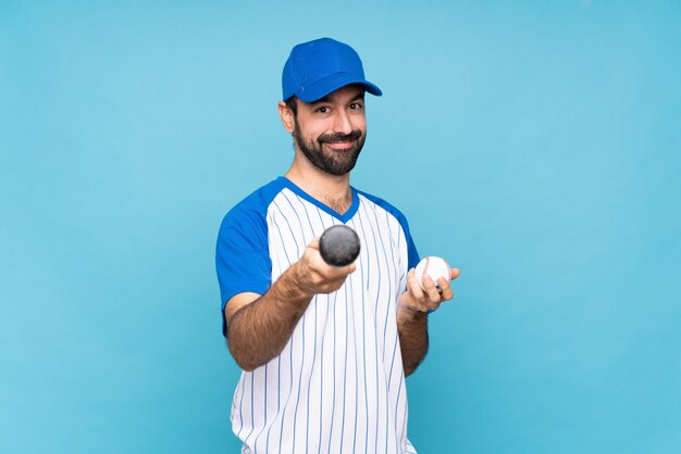 Joven jugando béisbol sobre azul