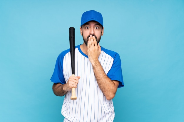 Joven jugando béisbol