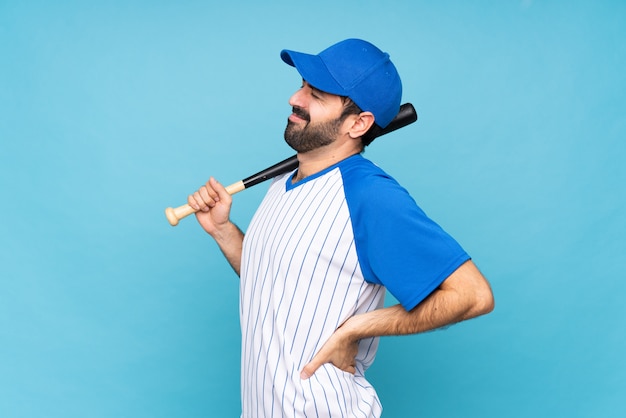 Joven jugando béisbol