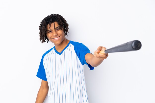 Joven jugando béisbol