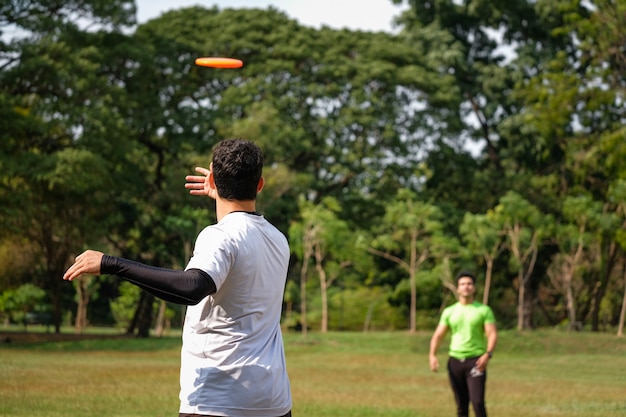 Joven jugando frisbee en el parque