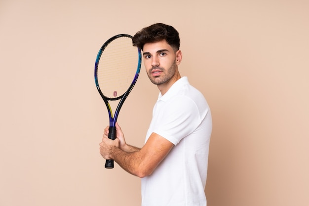 Joven jugando tenis