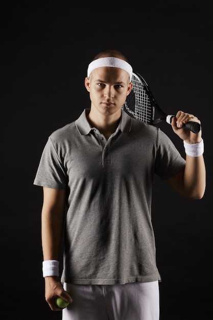 Joven jugando tenis