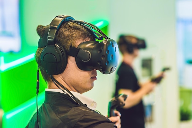 Joven jugando videojuegos gafas de realidad virtual hombre alegre divirtiéndose con nuevas tendencias