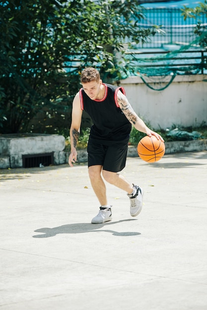 Foto joven, jugar al básquetbol