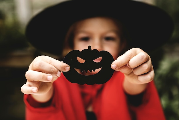 Joven juguetona disfrutando del festival de halloween