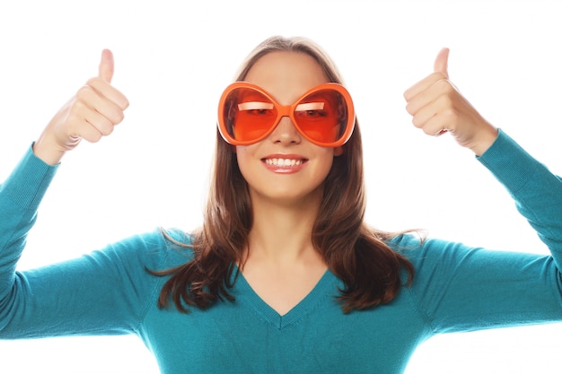 Joven juguetona con gafas de fiesta grande.