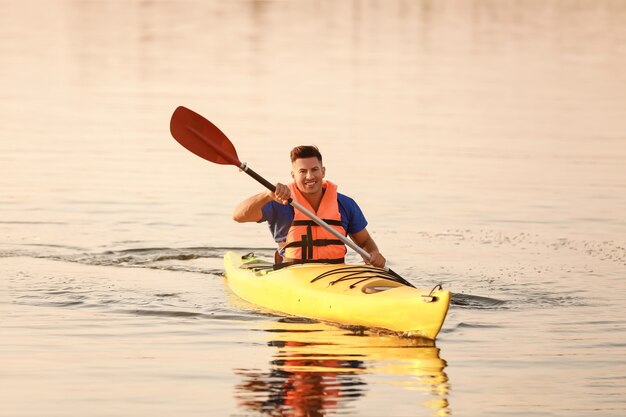 Joven, kayak, en, río