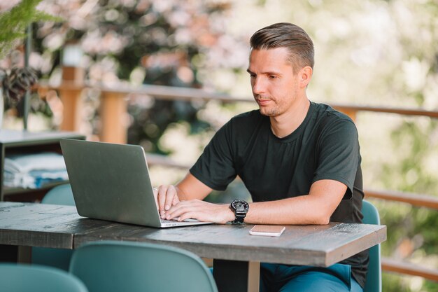 Joven con laptop trabaja desde casa