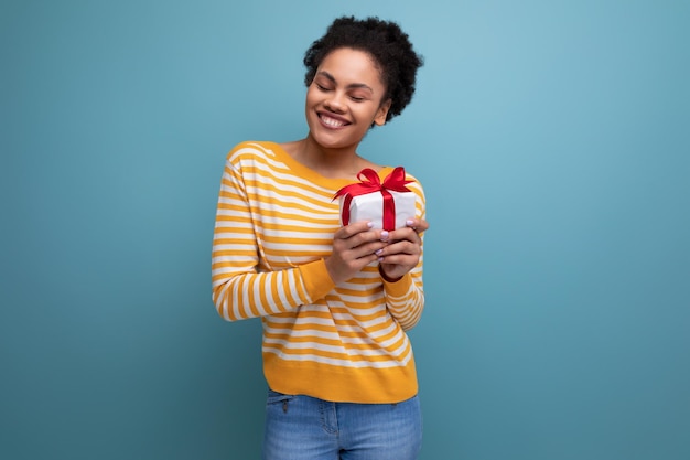 La joven latina afro alegre recibió un regalo de cumpleaños