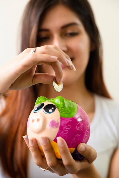 Foto joven latina ahorrando dinero para su futuro