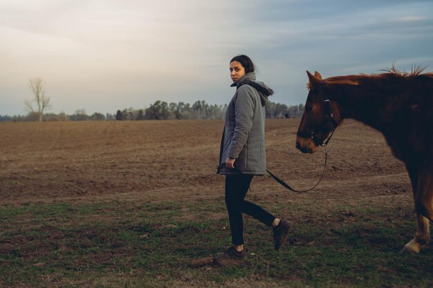 Foto joven latina caminando por el campo con su espacio de copia de cuarto de milla