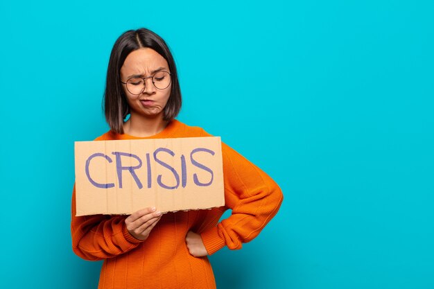 Foto joven latina. concepto de crisis