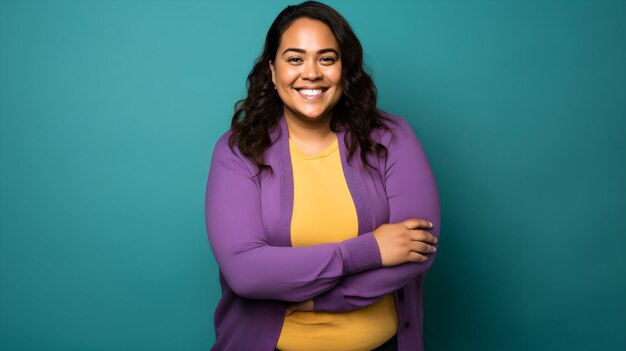 Foto joven latina feliz abrazando la positividad corporal