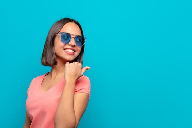 Joven latina con gafas de sol y un espacio de copia