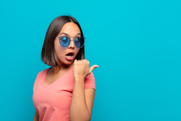 Joven latina con gafas de sol y un espacio de copia