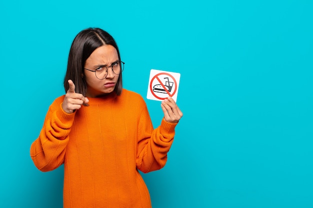 Joven latina. no hay señales de comida y bebida