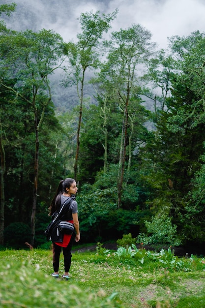 Foto joven latina en la selva caminando apreciando la naturaleza y la conservación natural colombia quindio