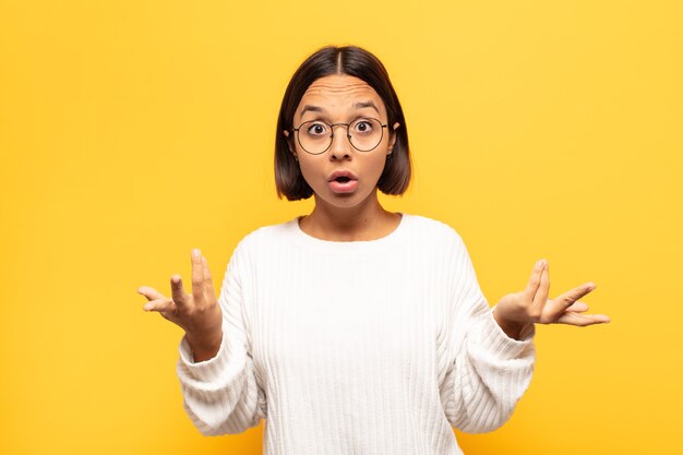 Joven latina se siente consternada y sorprendida