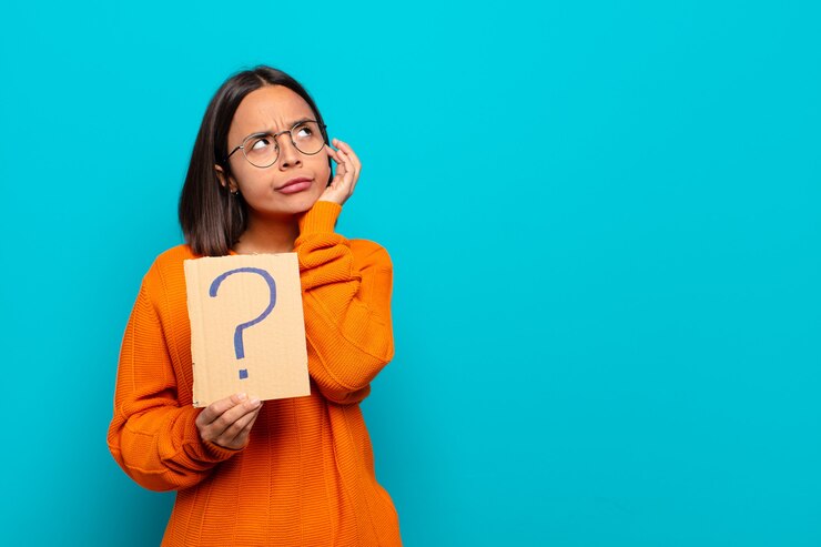 Foto joven latina con signo de interrogación