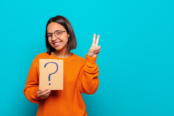 Foto joven latina con signo de interrogación