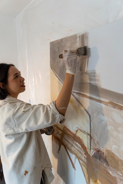 Joven latina en su propio estudio de pintura crea pinturas diferentes técnicas artísticas